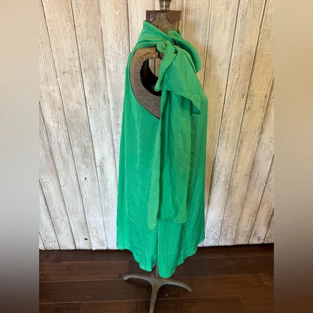 Elegant Green Halter Dress - Picture 6 of 7